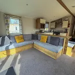 Brilliant 8 Berth Caravan At Southview Holiday Park In Skegness Ref 33050M