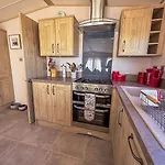 Lovely Caravan With Seaviews, Wi-Fi And Decking Near Pakefield Beach Ref 68040Cr