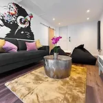 Stradbroke House