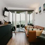 Luxury 2 Bedroom Glamping Pod With Hot Tub At Aganmore Farm Glamping - Pod 2