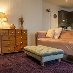 Cute 1 Bed Apartment 2 Mins From The Sea - Sleeps 4, Flat 8 The Gables, Church Street, Lyme Regis