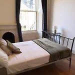 Lauriston Place Apartment