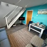 Sunny 2-Bed Coastal Stay With Free Parking