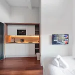 Modern & Convenient Central Hastings Studio