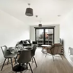 Spacious & Bright 2 Bed Apartment In Liverpool
