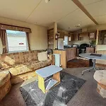 Spacious 8 Berth Caravan At Southview Holiday Park Near Skegness Ref 33018Ml