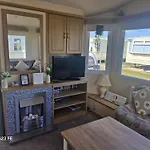 3 Bed Caravan - Sleeps 8 - Pets Allowed - Pool