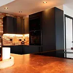 Stunning Waterfront Apartment With Spectacular Views & Parking At 'Captains Loft'