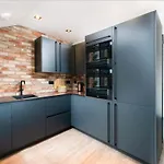 Stunning Waterfront Apartment With Spectacular Views & Parking At 'Captains Loft'