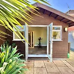Luxury Home - Hot Tub - Pool Table - Gym - Sauna - Cinema Room - Free Parking - Close To Beach