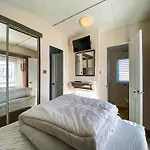 Beautiful Caravan At Seaview Holiday Park In Kent Ref 47028Pb