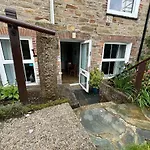 Beautiful & Peaceful Garden Retreat At 'The Lower Deck'