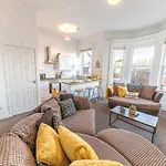 Central & Cozy 3 Bedroom Flat