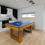 Flatzy - Prime City Apartment With Ping Pong Table