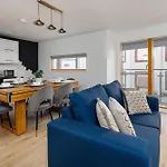 Flatzy - Prime City Apartment With Ping Pong Table