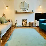 Great Value, Beautifully Decorated Quirky Cottage, Only A 6 Minute Walk From The Sea Beaches And Restaurants Sleeps 6