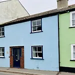 Great Value, Beautifully Decorated Quirky Cottage, Only A 6 Minute Walk From The Sea Beaches And Restaurants Sleeps 6