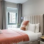 Stylish, Luxury, Parking Sleeps 6, 2-Bath, City Centre