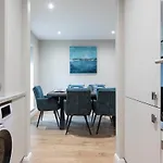 Stylish, Luxury, Parking Sleeps 6, 2-Bath, City Centre