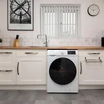 Central 3 Bedroom Flat W Parking
