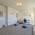 Large 3-Bedrooms House Near Centre Free Parking