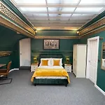 Villa Central - Secluded Garden - Sleeps 12