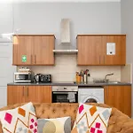 F&O Apartments - Vip Royal Mile 2 Bed Apartment - Sleeps 4