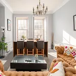 F&O Apartments - Vip Royal Mile 2 Bed Apartment - Sleeps 4