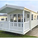 Seaside Retreat In Whitecliff Bay