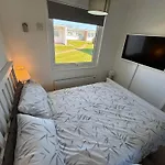 169 Sunbeach, Scratby - Two Bed Chalet, Sleeps 5, Pet Friendly, Free Pool And Entertainment Passes Plus Wifi And Linen And Towels Included