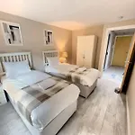 The Urban Retreat Sleeping 6 Guests With Parking & Balcony