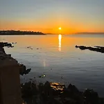 Splash Cottage Beach House With Sea Lapping Garden