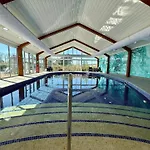 A Short Walk To Par Beach & Coastal Paths, On-Site Facilities. Pets Welcome