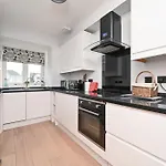 Luxury 3-Bed House, Beach 300M, Sleeps 6, Parking