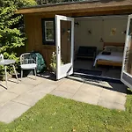 Cosy Garden Studio In Wimborne With Parking