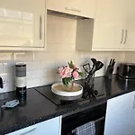 Valeries House 4 Bed 2 Bath Close To Beach