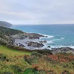 Hannafore Cottage 2 Bedroom With Hot Tub