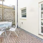 Host & Stay - Farm Road