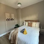 Modern 3-Bed Near Stadium & City
