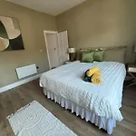 Modern 3-Bed Near Stadium & City