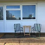 Beach Chalet - 2 Bedrooms - 4 Guests - Parking