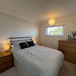 Beach Chalet - 2 Bedrooms - 4 Guests - Parking
