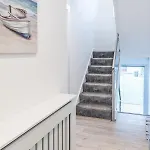 Pass The Keys 4-Bedroom Seafront House In Southend Sea Views