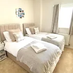Stunning Marina Apartment
