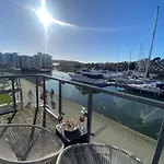 Stunning Marina Apartment