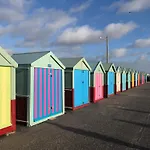 Bright And Spacious 2Br Maisonette Sleeps 8, Game Room, 5 Mins To Brighton Beach And City Centre