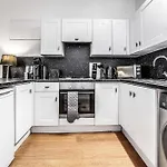 Cozy Central 2 Bed Apt With Great View - Parking