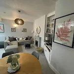 Overlooking The Sea - Spacious Apartment