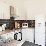 Discounts For Long Term Bookings - Large Contractor House With Parking