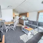 6 Berth Staycation Caravan Nearby Clacton-On-Sea In Essex Ref 26254E